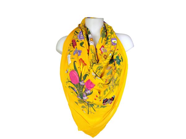 Gucci, Grande foulard/pareo in cotone giallo 'Flora'