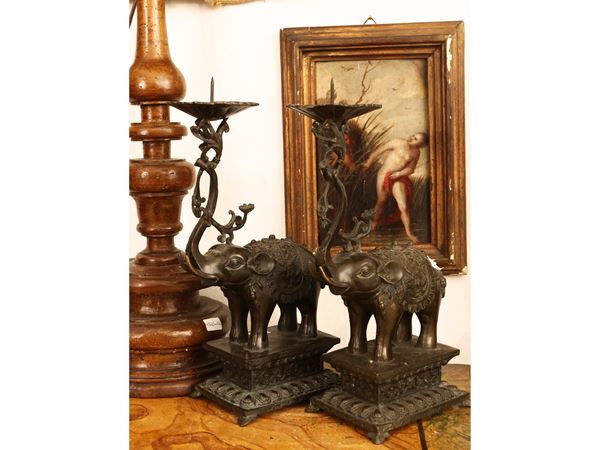 Coppia di candelieri zoomorfi in bronzo  (Cina, XX secolo)  - Auction A florentine house. Between tradition and modernity Collection, paintings and furnishing - III - - Maison Bibelot - Casa d'Aste Firenze - Milano