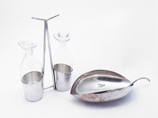Due accessori da tavola in vetro e metallo argentato