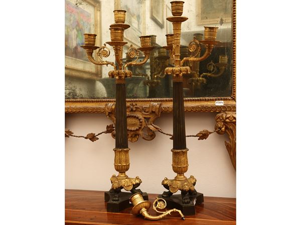 Coppia di candelabri in bronzo dorato e patinato