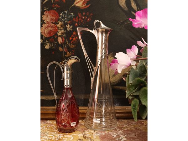 Due brocche da vino in cristallo e metallo argentato