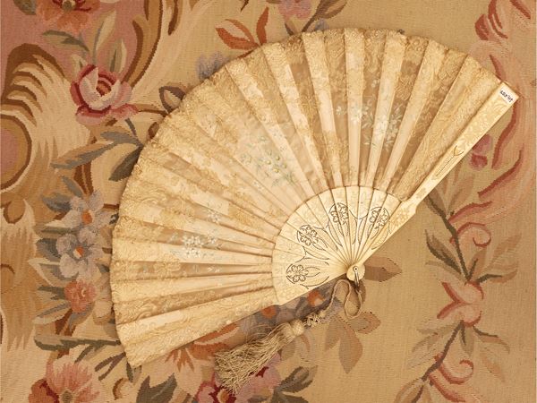 Two fans  (19th/20th century)  - Auction A florentine house. Between tradition and modernity Collection, paintings and furnishing - III - - Maison Bibelot - Casa d'Aste Firenze - Milano
