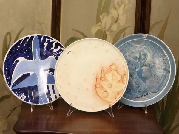 Serie di sette piatti decorativi in ceramica