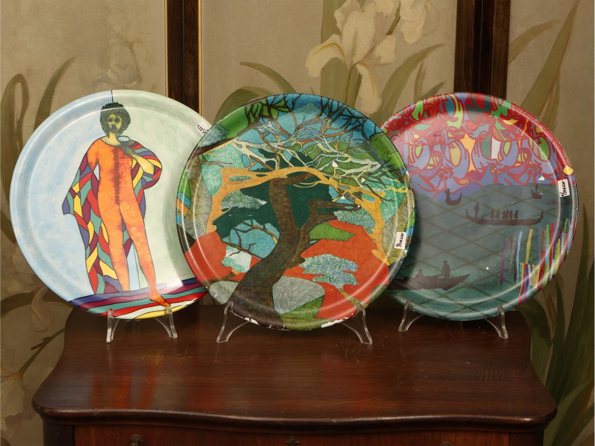 Serie di Sette Piatti Decorativi in Ceramica