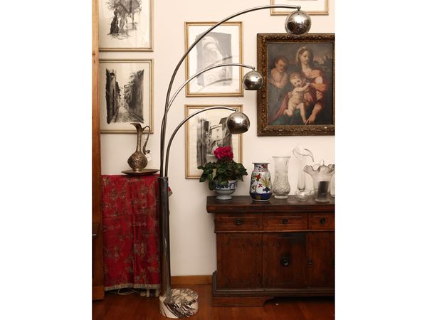 Large floor lamp in chromed metal  (Seventies)  - Auction A florentine house. Between tradition and modernity Modern and contemporary art Collection of modern paintings and Design - II - - Maison Bibelot - Casa d'Aste Firenze - Milano