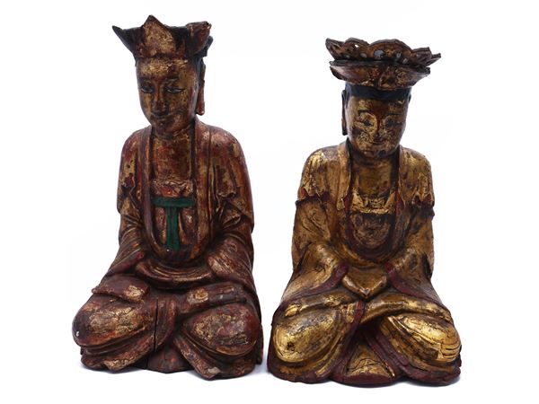 Due figure di Buddha in legno intagliato e dorato
