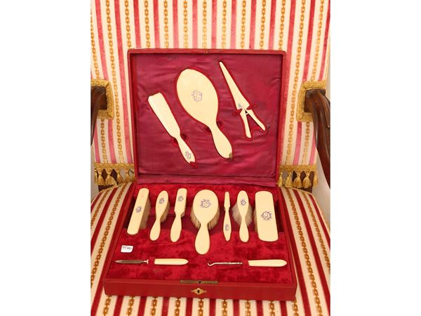 Bakelite toiletry set  (beginning of the 20th century)  - Auction A florentine house. Between tradition and modernity Collection, paintings and furnishing - III - - Maison Bibelot - Casa d'Aste Firenze - Milano