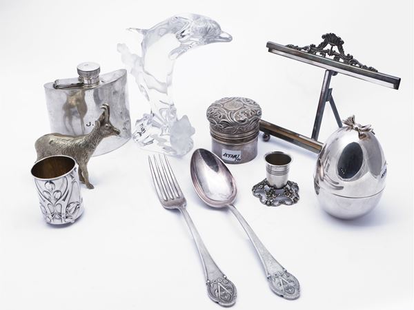 Assortment of curiosities in silver and silver-plated metal