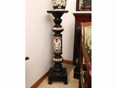 Coppia di Colonne in Legno Ebanizzato e Ceramica
