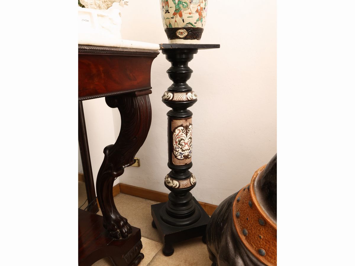 Coppia di Colonne in Legno Ebanizzato e Ceramica