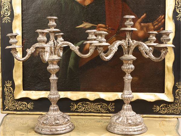 Coppia di candelabri in metallo argentato