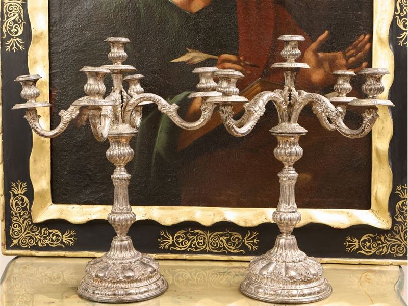 Coppia di Candelabri in Metallo Argentato
