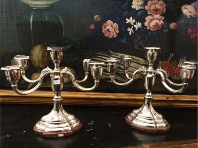 Coppia di Candelabri in Metallo Argentato