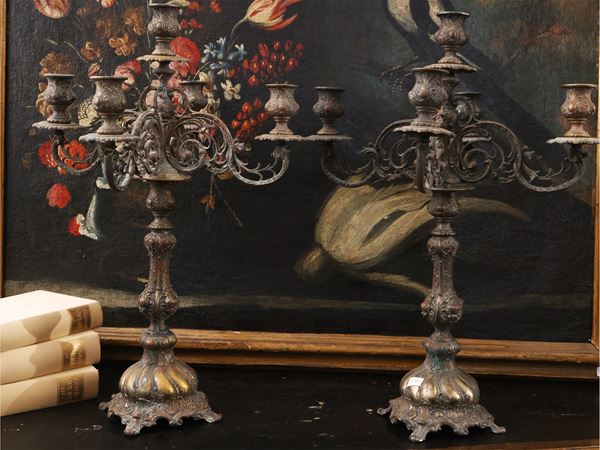 Pair of large patinated metal candlesticks  (beginning of the 20th century)  - Auction A florentine house. Between tradition and modernity Collection, paintings and furnishing - III - - Maison Bibelot - Casa d'Aste Firenze - Milano