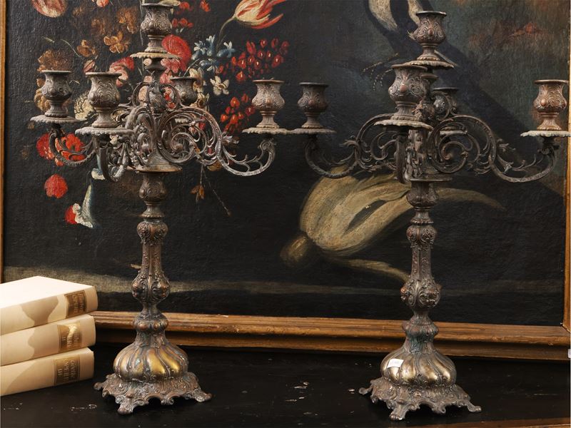 Coppia di Grandi Candelabri in Metallo Patinato