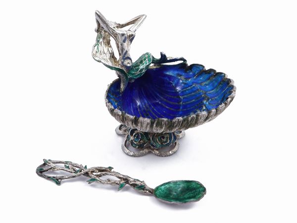 Salt shaker in silver and enamel