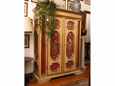 Armadio in Legno Laccato Color Crema e Magenta