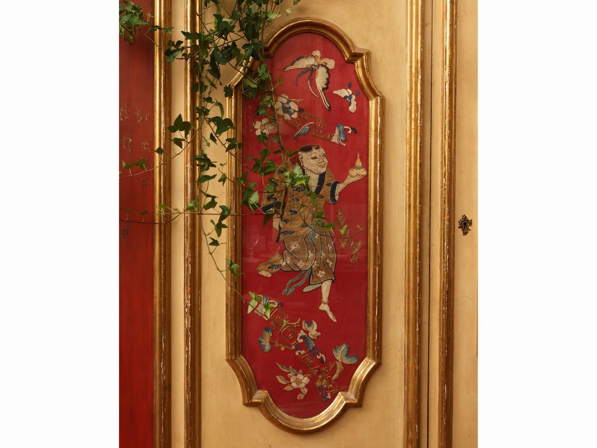 Armadio in Legno Laccato Color Crema e Magenta