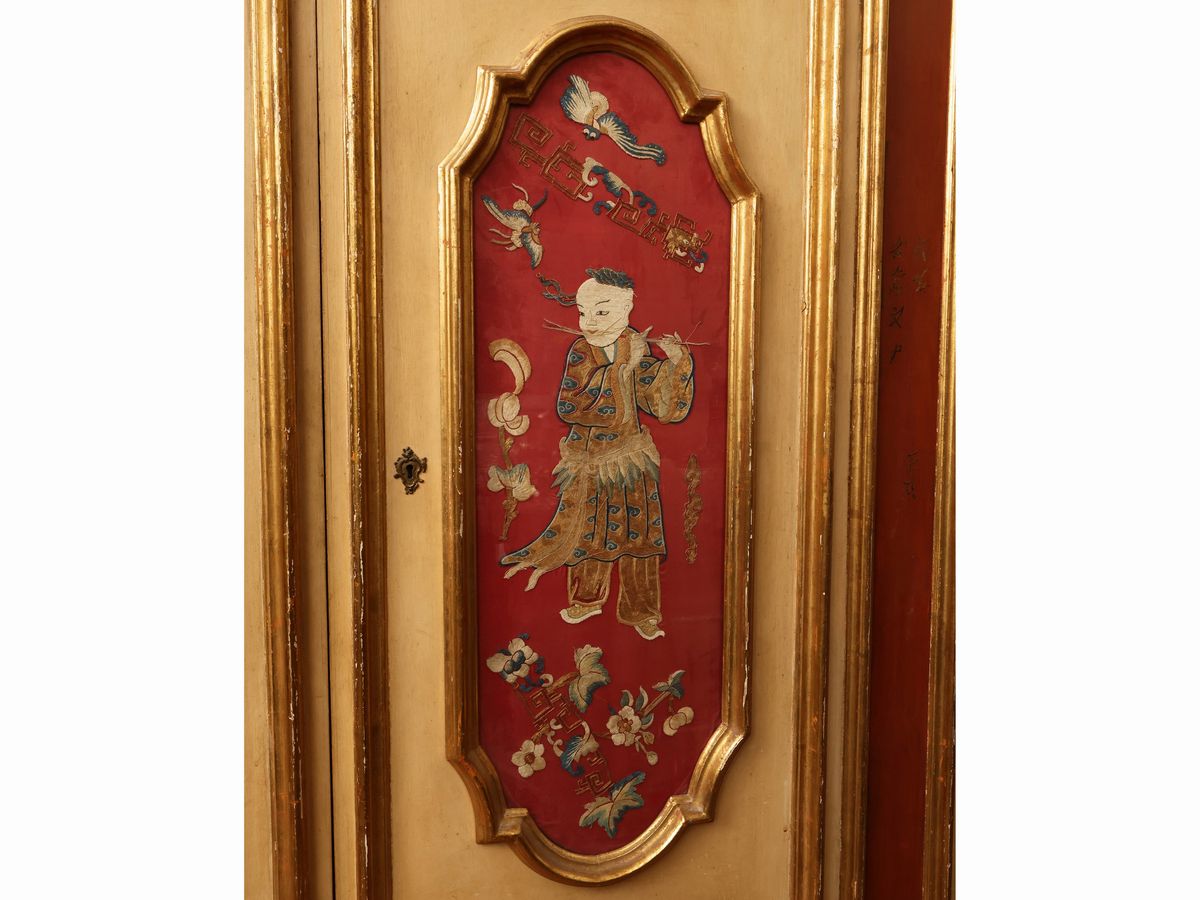 Armadio in Legno Laccato Color Crema e Magenta