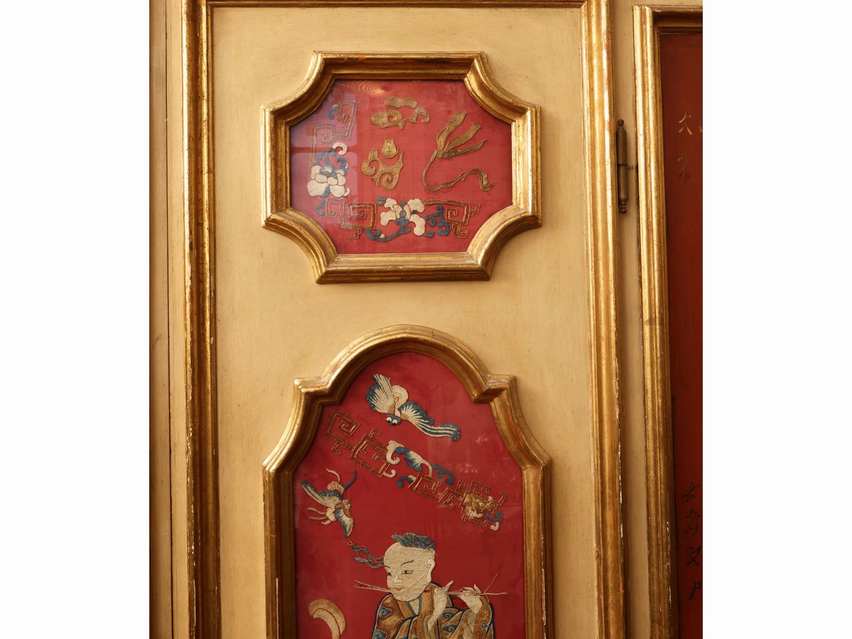 Armadio in Legno Laccato Color Crema e Magenta