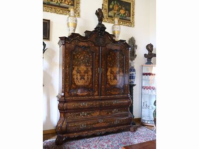 Grande Credenza a Due Corpi di Gusto Fiammingo