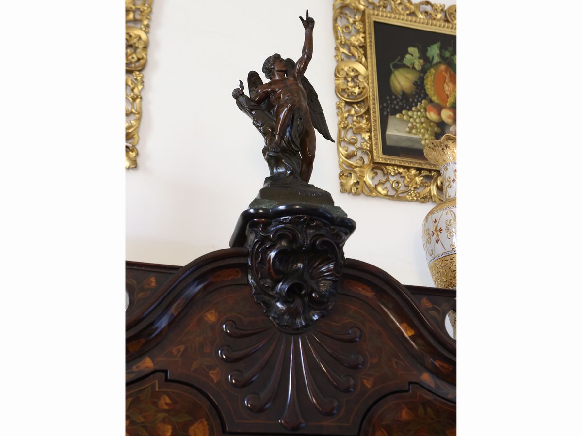 Grande Credenza a Due Corpi di Gusto Fiammingo