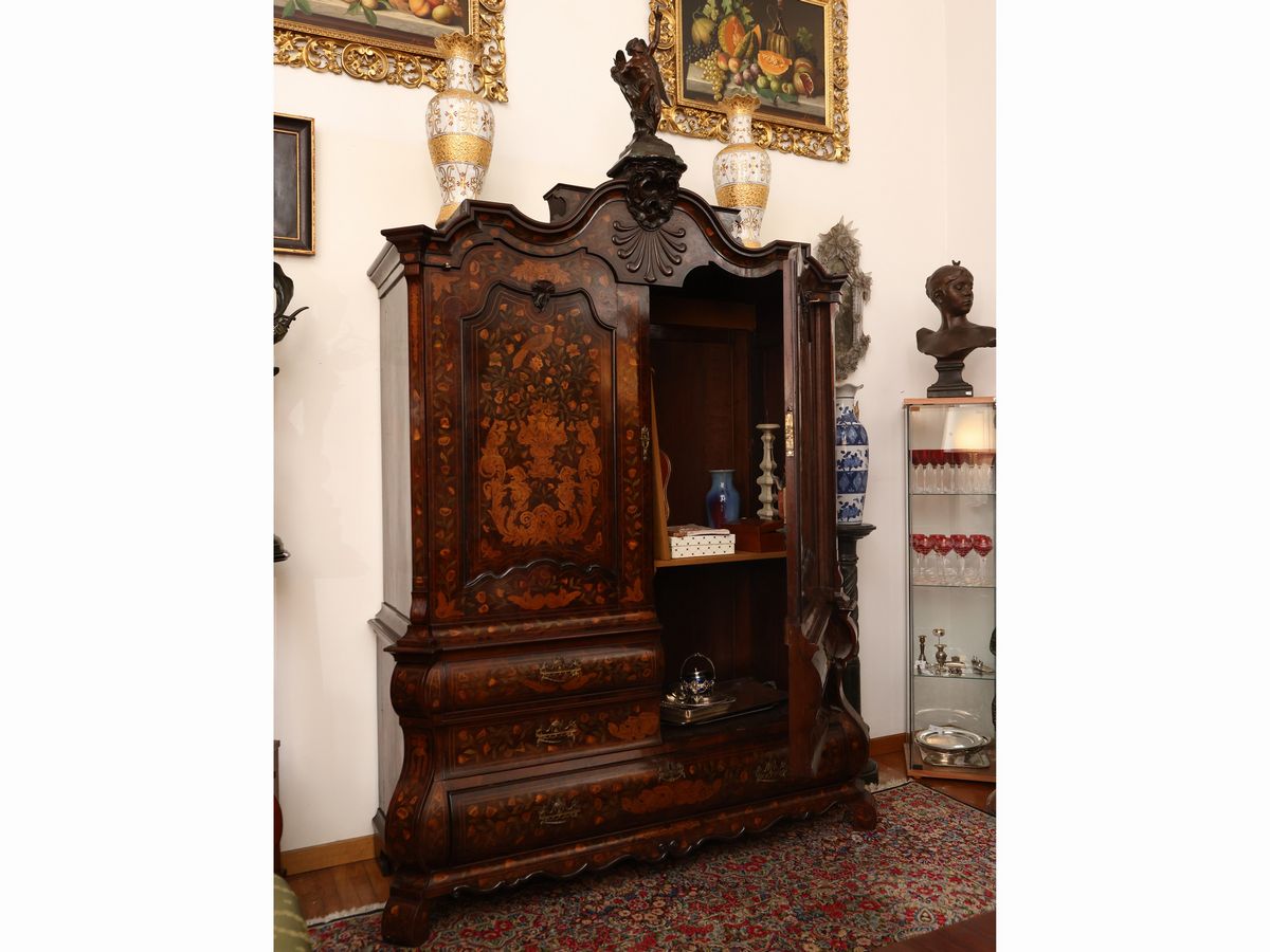 Grande Credenza a Due Corpi di Gusto Fiammingo