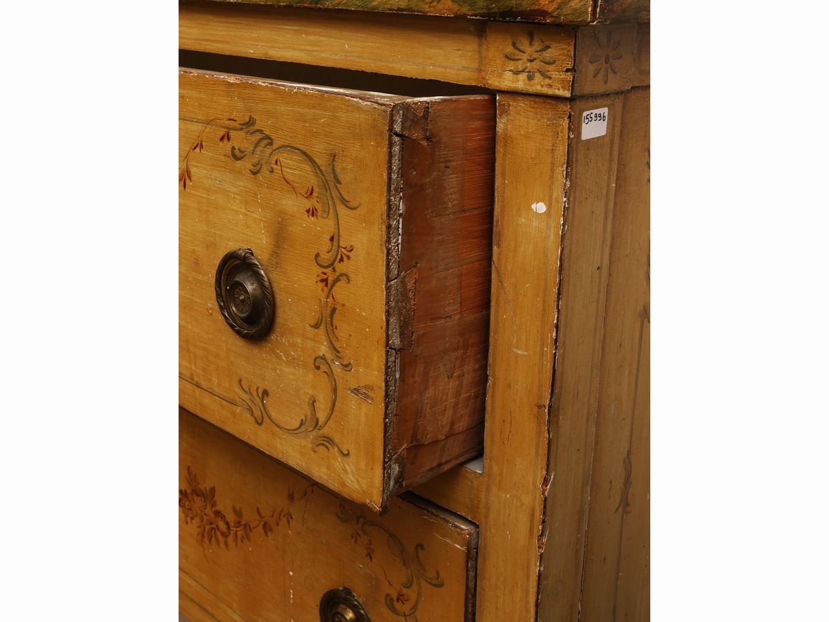 Cassettone in Legno Laccato Color Ocra