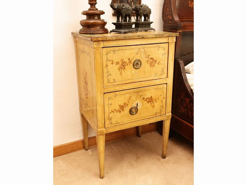 Coppia di Comodini in Legno Laccato Color Ocra