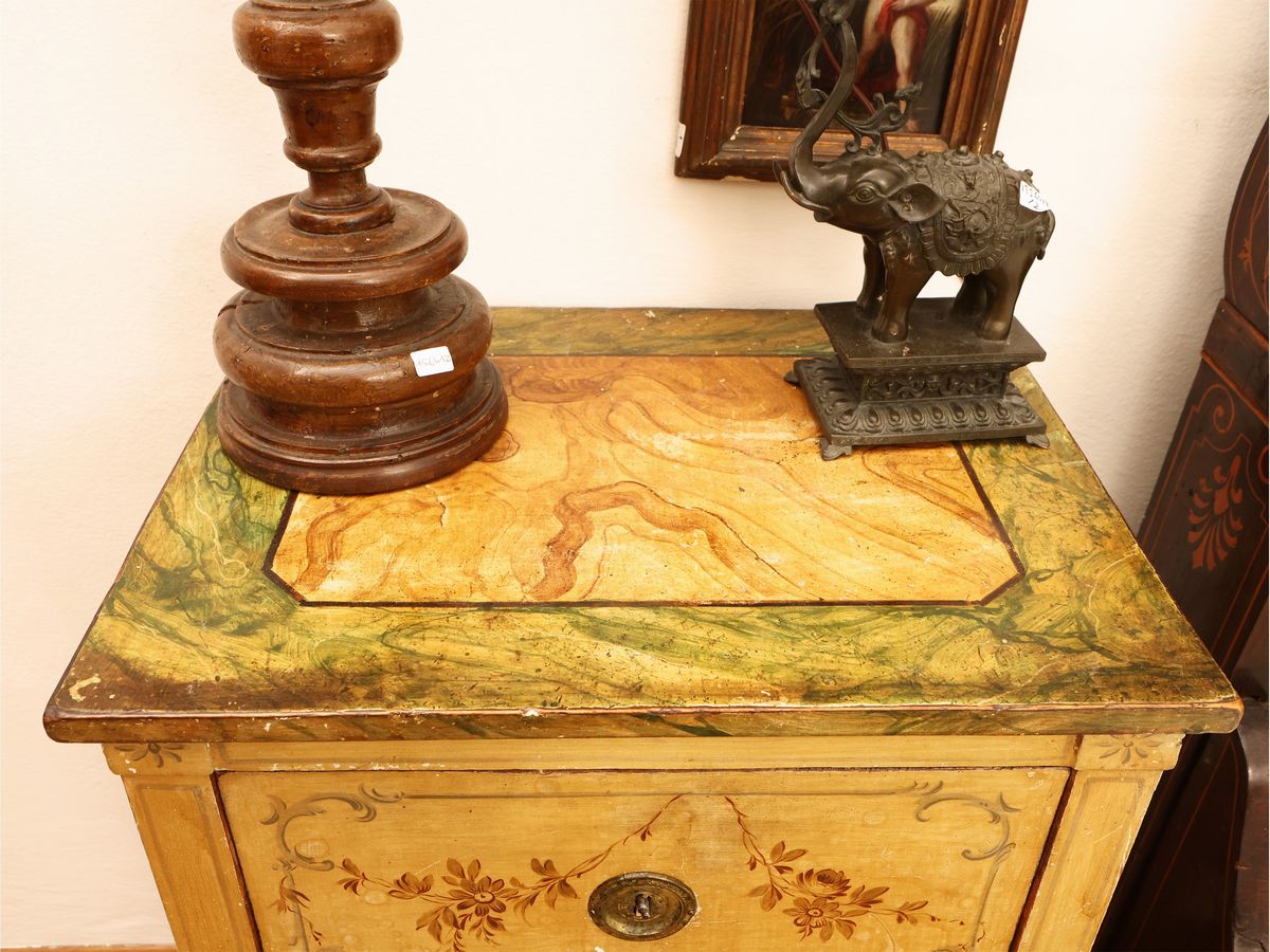 Coppia di Comodini in Legno Laccato Color Ocra