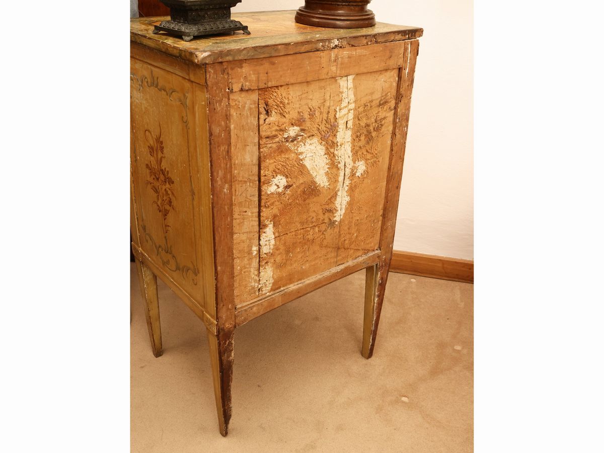 Coppia di Comodini in Legno Laccato Color Ocra