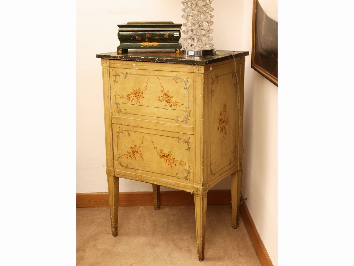 Coppia di Comodini in Legno Laccato Color Ocra