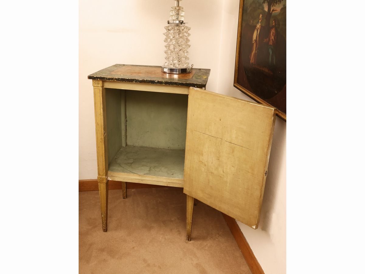 Coppia di Comodini in Legno Laccato Color Ocra