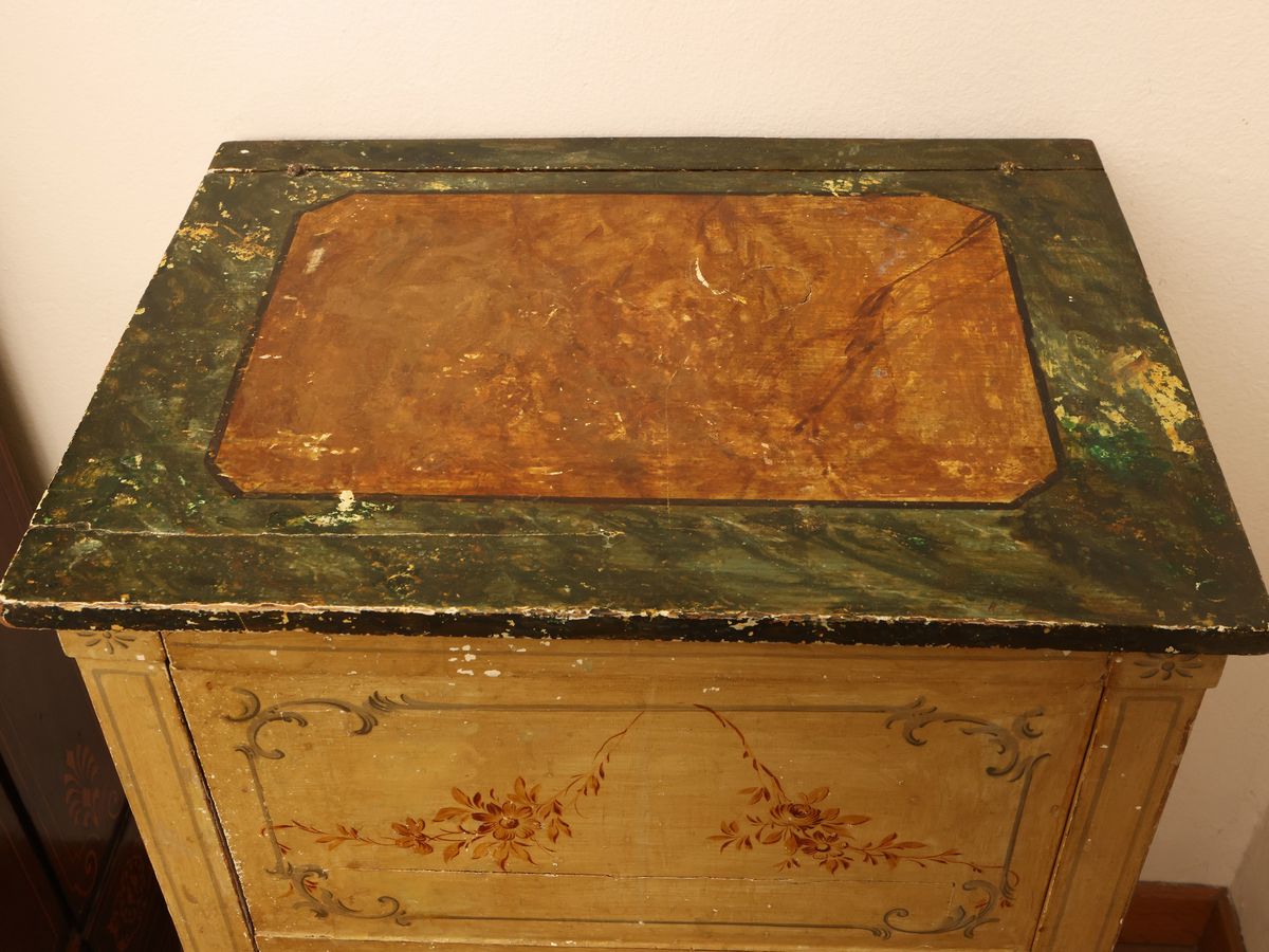 Coppia di Comodini in Legno Laccato Color Ocra