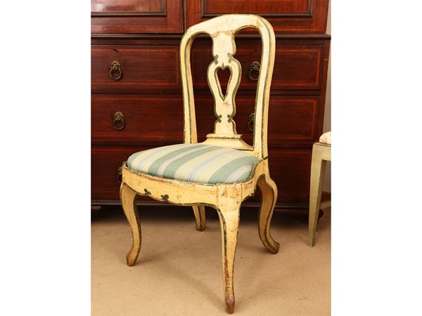 Piccola sedia in legno laccato color burro