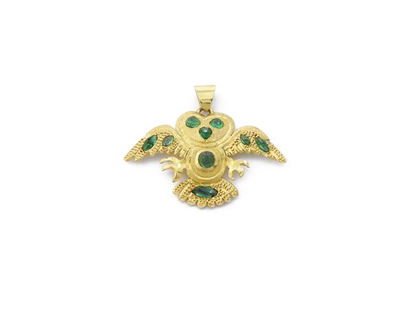 Yellow gold animalier pendant with emeralds