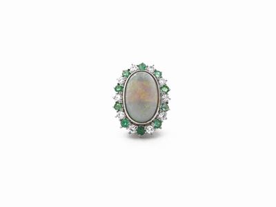 Anello in Oro Bianco con Diamanti, Smeraldi ed Opale Nobile Bianco