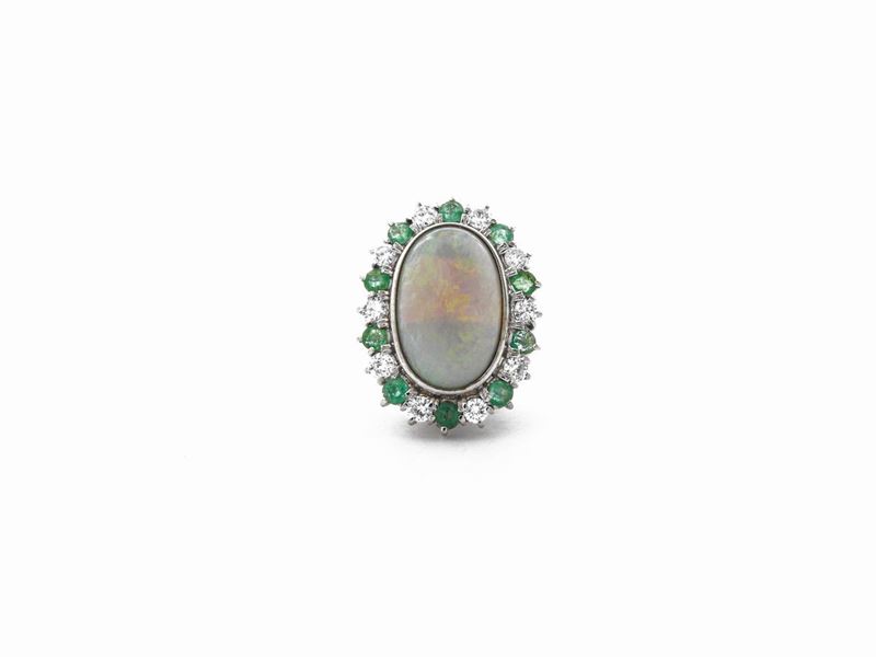Anello in Oro Bianco con Diamanti, Smeraldi ed Opale Nobile Bianco