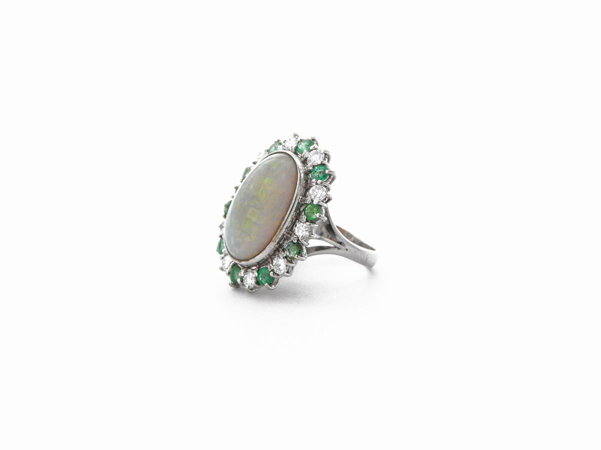 Anello in Oro Bianco con Diamanti, Smeraldi ed Opale Nobile Bianco
