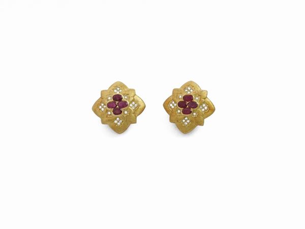 Yellow gold earrings with diamonds and rubies  - Auction Jewels and Watches - Maison Bibelot - Casa d'Aste Firenze - Milano