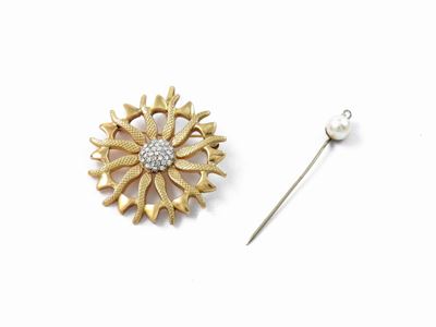 Un Pendente Spilla e una Spilla in Oro Giallo con Diamanti e Perla Coltivata