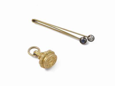 Un Pendente e una Spilla a Barretta in Oro Giallo e Argento con Diamante e Zaffiro