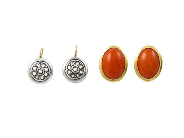 Two pairs of earrings in yellow gold and silver with diamonds and orange-red corals