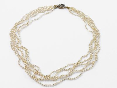 Collana Cinque Fili di Perle con Fermezza in Oro Giallo e Argento con Diamanti e Zaffiro