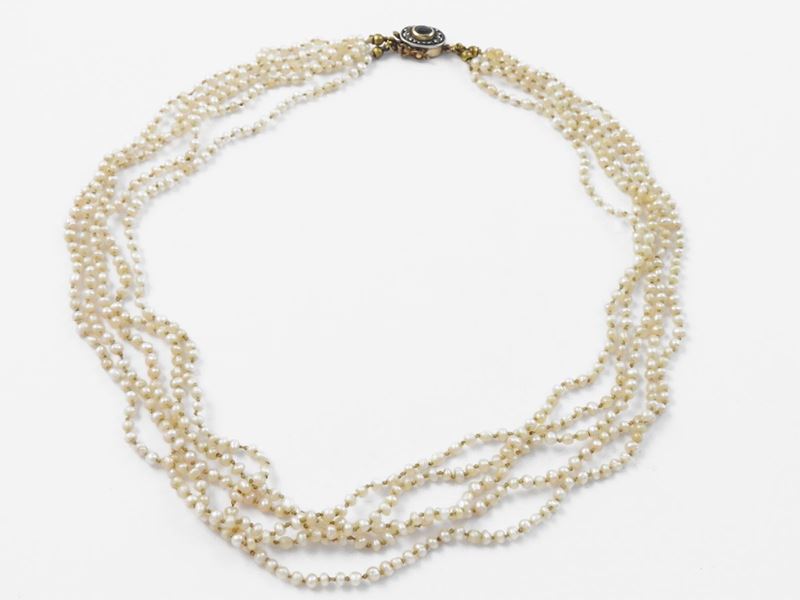 Collana Cinque Fili di Perle con Fermezza in Oro Giallo e Argento con Diamanti e Zaffiro