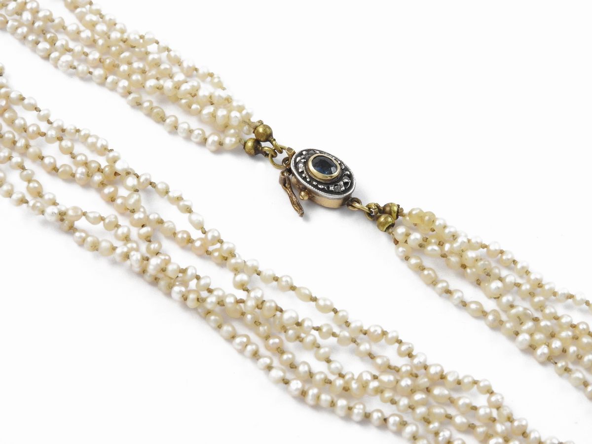 Collana Cinque Fili di Perle con Fermezza in Oro Giallo e Argento con Diamanti e Zaffiro