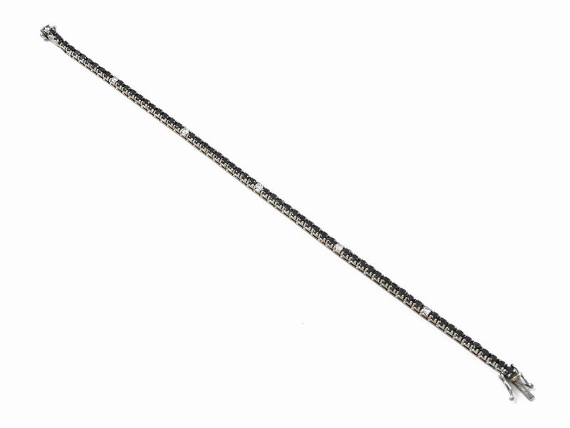 Bracciale Tennis in Oro Bianco con Diamanti Incolori e Diamanti Neri