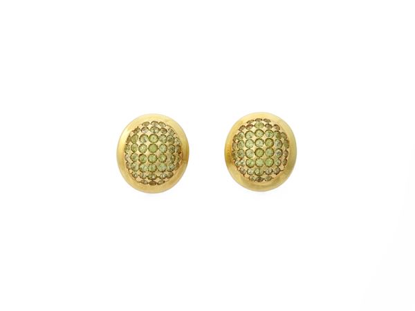 Yellow gold Cusi earrings with olivines