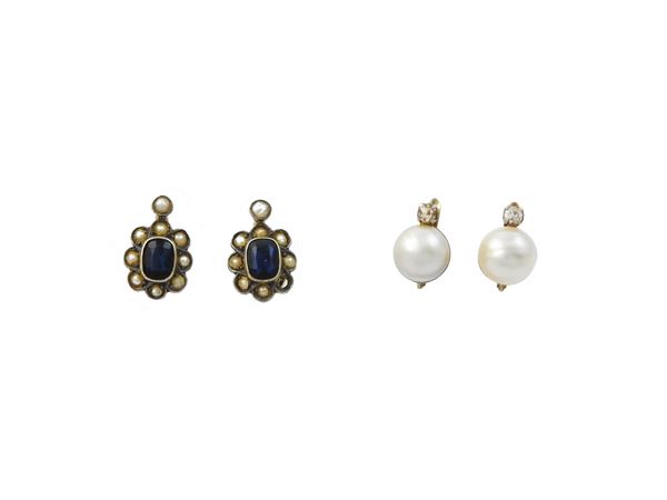 Due paia di orecchini in oro giallo e argento con diamanti, zaffiri sintetici e perle