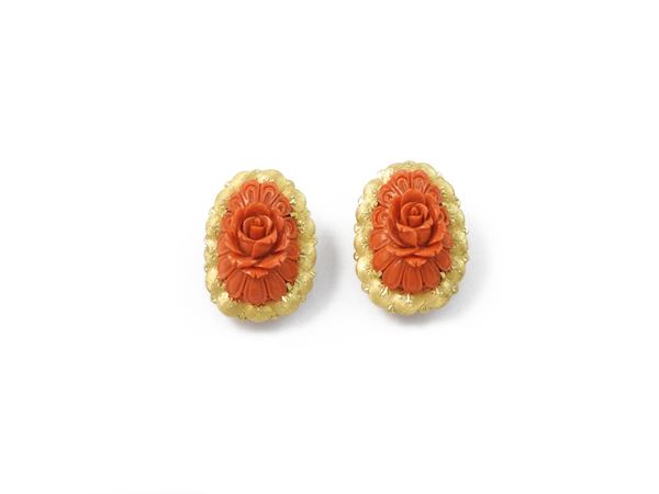 Yellow gold earrings with engraved red orange corals